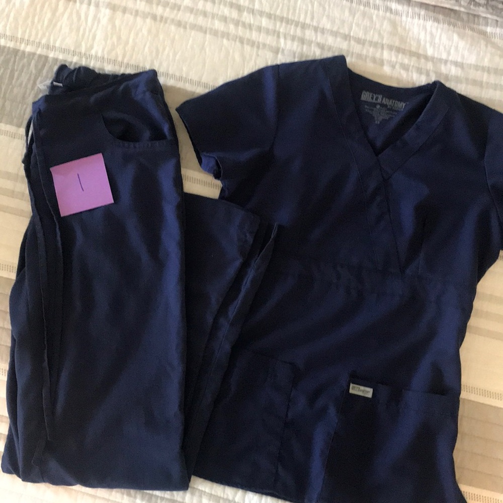 Grey’s Anatomy Barco Navy Scrubs.